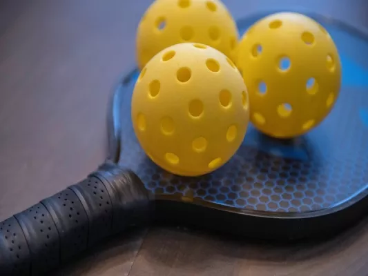 Was ist Pickleball? Regeln, Grundlagen, Ausrüstung, Pickleball in Deutschland, FAQ + Outdoor-Kurse bei Fitness First.
