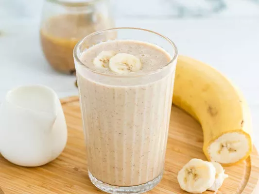 Mach' dir ca. 30 Minuten nach dem Sport einen leckeren Shake aus Kuh- oder Soja-Milch, Mandeln und einer reifen Banane = Bananenmilch.