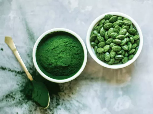 Naturprodukte, wie Algen, die deinen Body von innen stärken sind gut in Fitness Smoothies.
