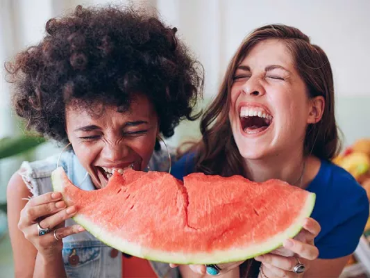 Einige Obstsorten haben viel Vitamine, Mineralstoffe, wenig Kalorien und sind lecker, z. B. Wassermelonen.