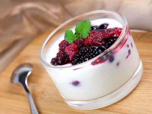 Zu den erlaubten Milchprodukten bei Clean Eating gehört beispielsweise Naturjoghurt.