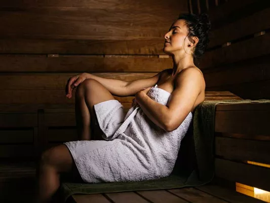 Wie funktioniert eine Sauna, Sauna-Knigge, Ablauf, Saunieren zu Hause, Tipps, FAQ und entspannt In die Sauna bei Fitness First.