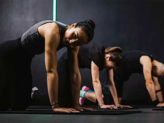 Schwangere Frau im Vierfüßlerstand zum Bauchmuskeltraining in der Schwangerschaft