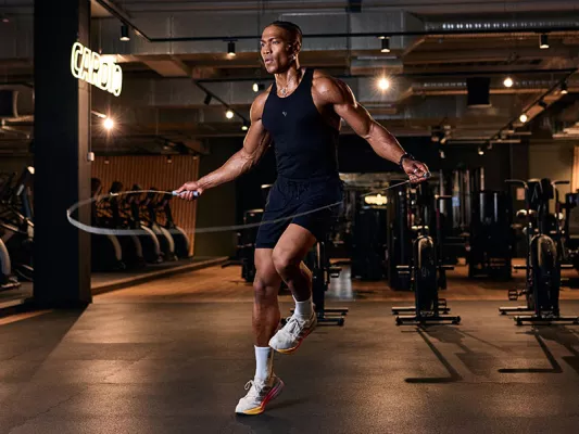 Eine super effektive Cardio-Einheit für zu Hause ohne viel Platz ist Seilspringen.
